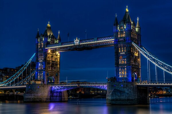 Tower Bridge w Wielkiej Brytanii nocą