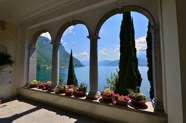 Italienische Villa mit Blick auf die Küste und die Berge