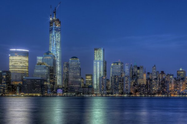 Der Freiheitsturm in New York bei Nacht