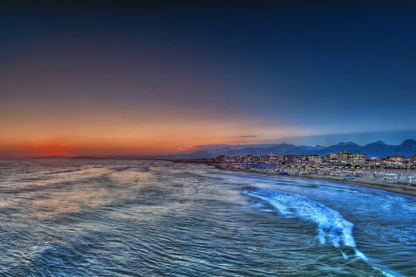 Surf de mar en la puesta de sol de la tarde