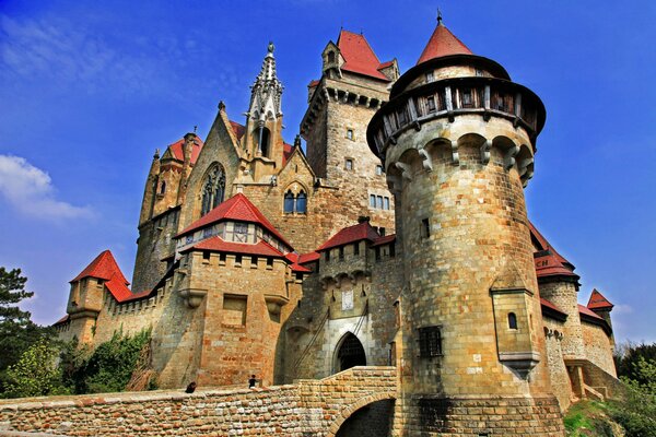Antico castello medievale con molte torri