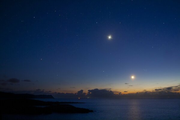 Costa azul en la noche
