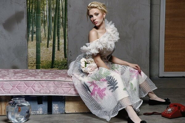 Scarlett Johansson en un hermoso vestido blanco