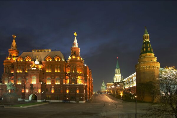 El Kremlin de Moscú en la noche en las luces de la ciudad