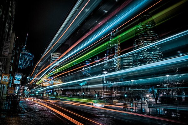 Luces de la ciudad nocturna de Londres a toda velocidad