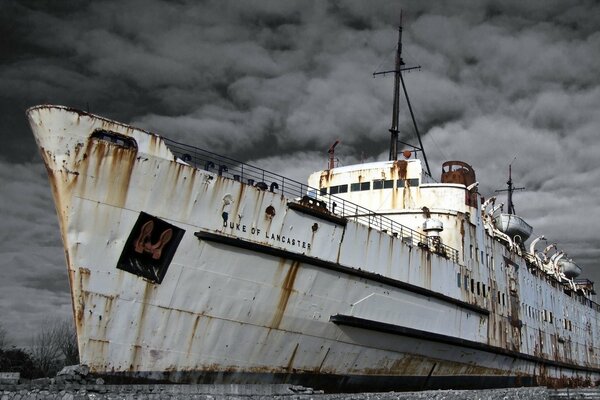 Barco fantasma en el muelle