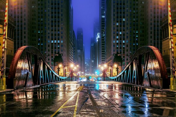 Camino nocturno a través del puente de Chicago