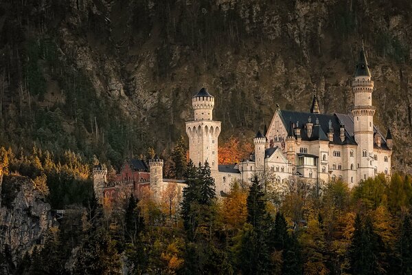 Märchenschloss Neuschwanstein in den Bergen