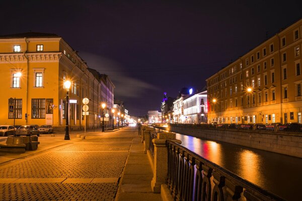 Canal Griboedov en la noche de San Petersburgo