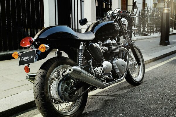 Motocicleta estacionada en la calle