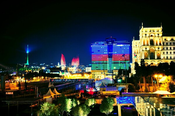 Die Lichter der Nacht von Baku. Aserbaidschan