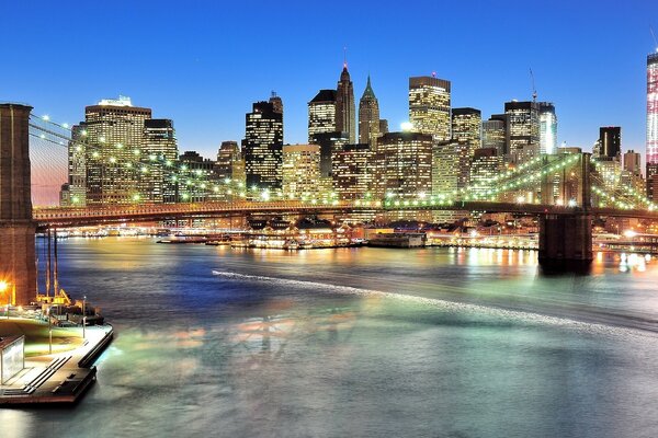 Panorama del puente de Brooklyn sobre el East River
