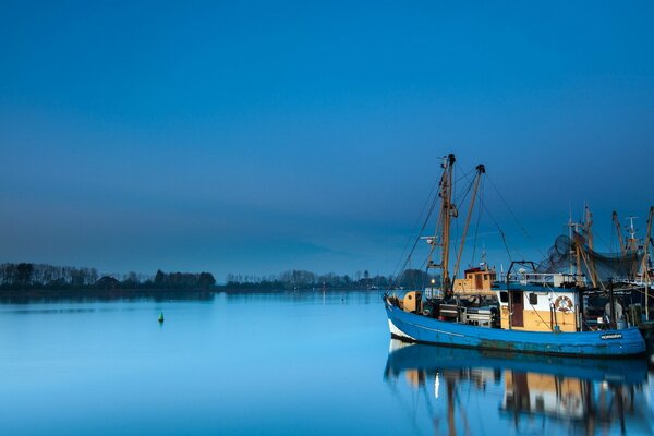 Navire sur l eau dans le calme