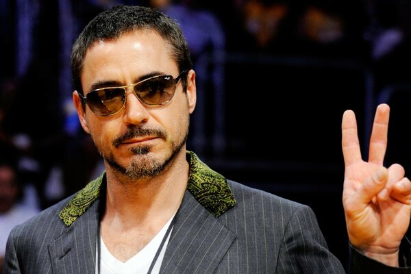 Robert Downey Jr. avec des lunettes et un costume