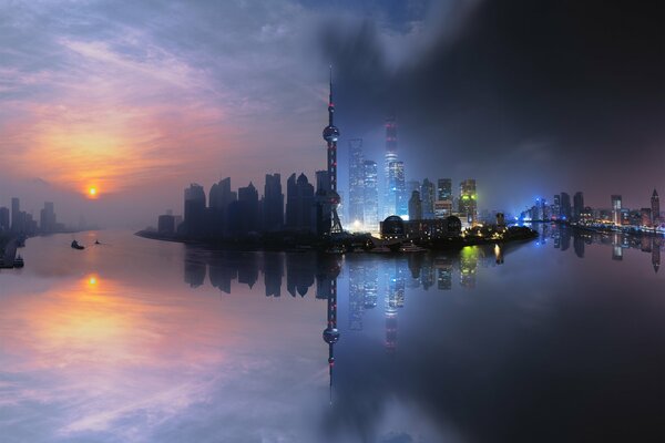 Zwei Ansichten von Shanghai aus dem Wasser