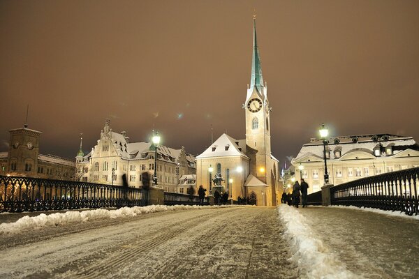 Sera Zurigo. Svizzera invernale nelle luci