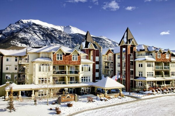 Eine Winterstadt in Kanada vor dem Hintergrund des Schnees in den Bergen