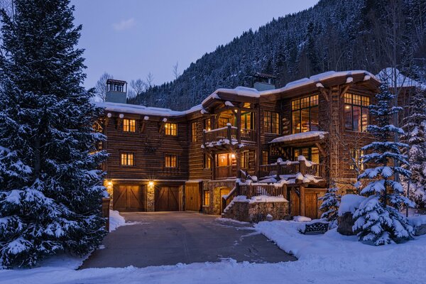 Casa di campagna in legno tra la foresta invernale