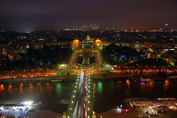 París Nocturno. Panorama sobre Francia puente, luces, casas, río