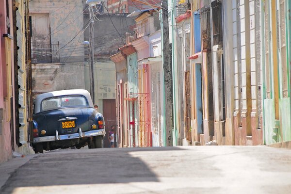 Voiture à la maison dans les rues de Santiago