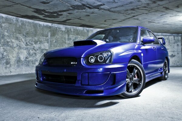 Blu Impreza Subaru traffico attraverso il tunnel