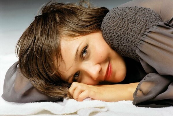 Süßes Gesicht von maggie s baumeltem mädchen