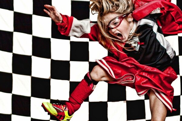 La petite footballeuse est déterminée