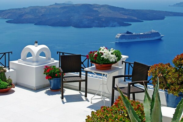 Wyspa Santorini. Widok na Morze Egejskie, wyspę z balkonu