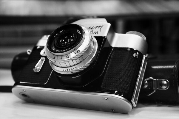 czarno-biały aparat fotograficzny Zenit z obiektywem