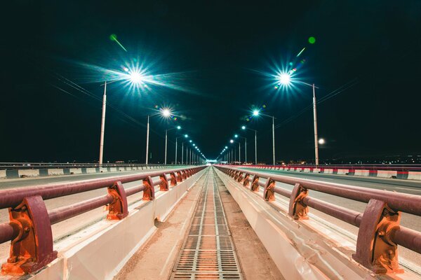 Мост с фонорями в ночном Иркутске