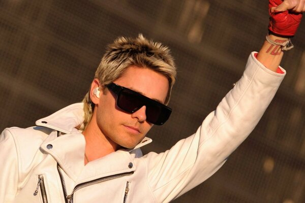 Jared Leto con gafas y chaqueta blanca