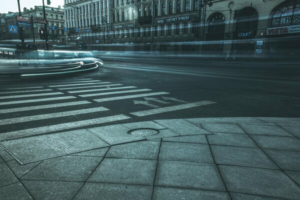 Peter. Prospettiva Nevsky nel traffico serale delle auto