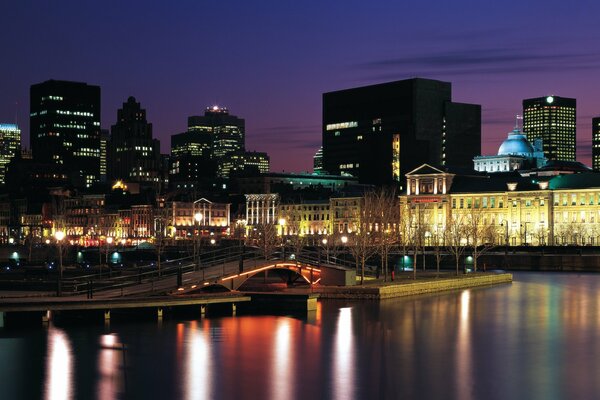 Luci della città notturna di Montreal