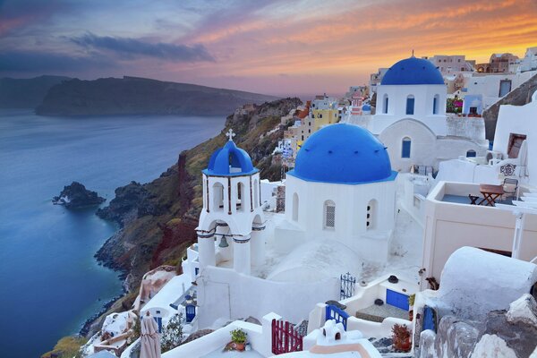 Tetti blu di case bianche in Grecia