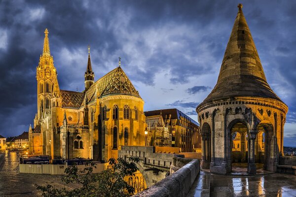 En Hongrie, à Budapest, l église Saint-Mathieu est très ancienne