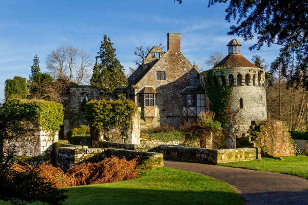 Un antiguo Castillo en Inglaterra en el bosque