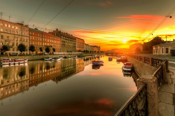 Fontanka, coucher de soleil sur le canal à Saint-Pétersbourg