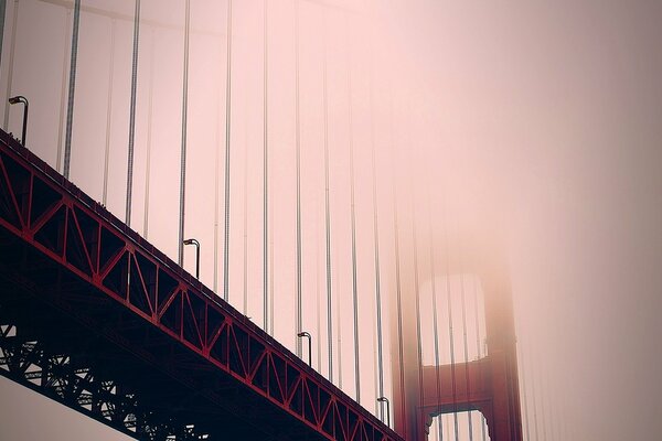 Le brouillard nocturne s empare du pont