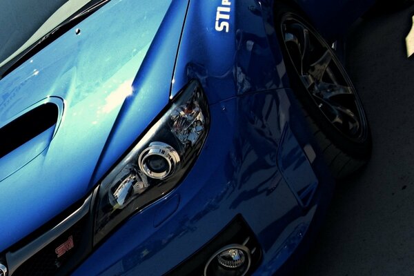 Teil mit blauem Subaru Impresa Scheinwerfer