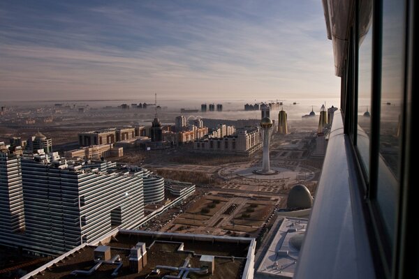 Blick auf die Stadt Astana. Das Foto wurde aus dem Fenster eines Hauses in Astana aufgenommen