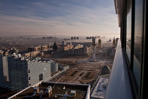Vista della città di Astana. Foto scattata dalla finestra di una casa ad Astana