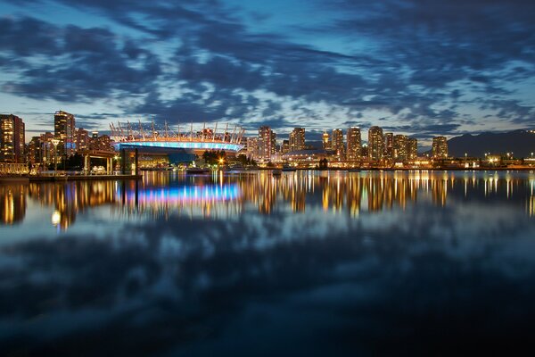 La ciudad de la noche en la bahía se refleja en el agua