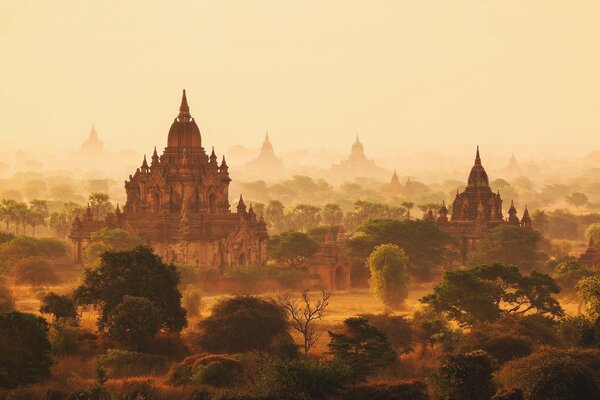 Temples imposants matin brumeux