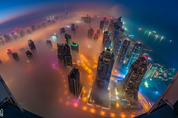 Imagen de un helicóptero de una ciudad sumergida en la niebla