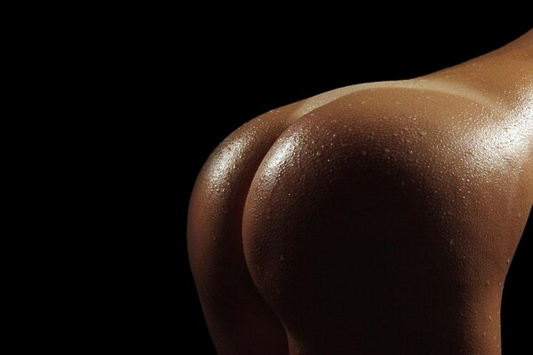 Bronceada desnuda nalgas en gotas de sudor