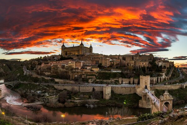 España cielo rojo resplandor sobre el castillo