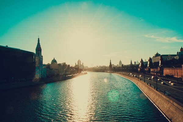 Morgendämmerung auf der Brücke in Moskau auf dem Wasser