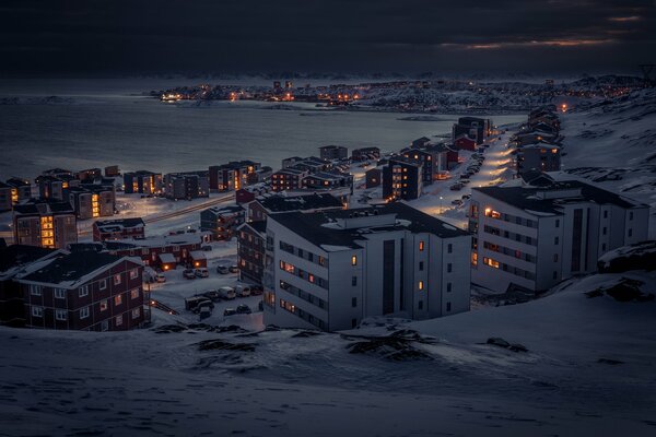 Una ciudad de noche cubierta de nieve en la bahía