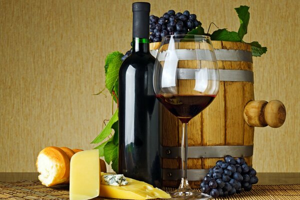 Vino aromático junto a uvas y queso