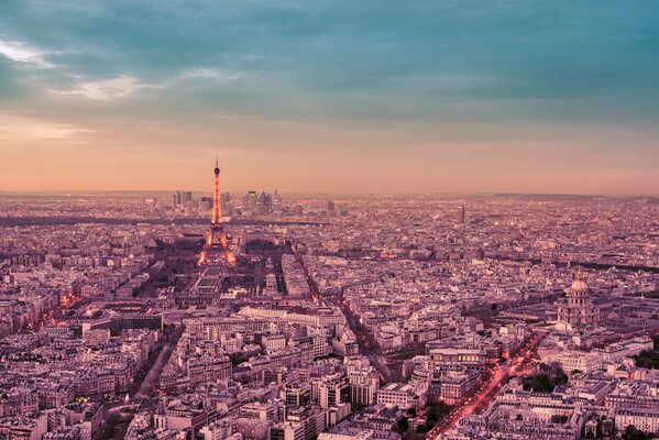 Panorama de París romántico por la tarde